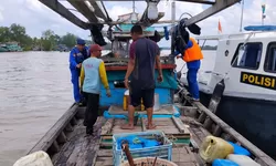 Aksi Cepat Sat Polairud Polres Tanjung BalaiBantu Nelayan di Tengah Laut