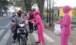 Polres Langkat Tebar Kebaikan Ramadhan, 200 Paket Takjil Dibagikan ke Pengguna Jalan