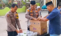 Indahnya Berbagi: Polres Tanjung Balai Bagikan Takjil ke Masjid-Masjid