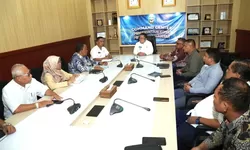 Wali Kota Pematangsiantar didampingi Sekda berdiskusi dengan Dewan Pendidikan.