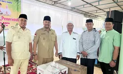 Safari Ramadan ke - 7 di Desa Laut Tador, Bupati Baharuddin Serahkan Bantuan untuk Masjid dan Anak Yatim