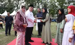 Wako Pematangsiantar memukul Gondrang Simalungun, sebagai pembukaan Semarak Ramadhan Siantar.