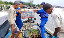 Aksi Humanis, Satpol Airud Polres Tanjung Balai Sigap Tolong Nelayan di Tengah Lau