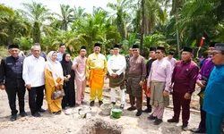 Bupati Batu Bara Letakkan Batu Pertama Pembangunan Rumah Tahfiz di Desa Pulau Sejuk