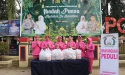 Polres Langkat dan Bhayangkari Berbagi Takjil di Hari ke-16 Ramadhan, Wujud Kepedulian kepada Masyarakat