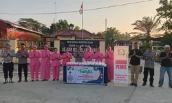Polsek Sei Tualang Raso Berbagi Berkah: Puluhan Paket Takjil Dibagikan kepada Pengguna Jalan
