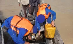 Mesin Kapal Mati di Tengah Laut, Personel Sat Polairud Tanjung Balai Sigap Bantu Nelayan