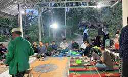 Suasana Penuh Kehangatan, Satgas TMMD 127 Buka Puasa Bersama Warga Desa Kembang
