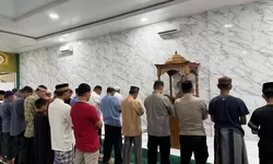 Personel Polres Langkat Laksanakan Safari Tarawih Bersama Masyarakat di Masjid Nurul Muslimin