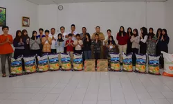 Wali Kota Wesly Serahkan  Bantuan kepada Pengasuh, anak-anak di PA Islamic Cente
