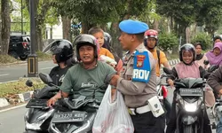 Polres Langkat Berbagi Takjil kepada Masyarakat di Hari ke-20 Ramadhan