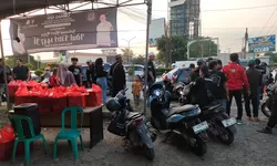 Tebar Kebaikan Ramadan, Gerakan Siliwangi Indonesia Gelar Bagi Takjil untuk Pengendara