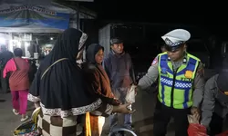 Polres Langkat Berbagi Nasi Sahur di Hari ke-25 Ramadhan, Wujud Kepedulian kepada Masyarakat