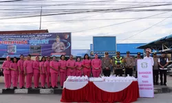 Suasana Ramadan Penuh Kebersamaan, Polres Humbahas Bagikan Takjil di Doloksanggul