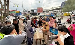 Pelindo Regional 1 Bagikan Takjil Gratis kepada Masyarakat di Sekitar Pelabuhan