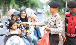 Hari ke-27 Ramadhan, Polres Langkat Berbagi Takjil untuk Masyarakat