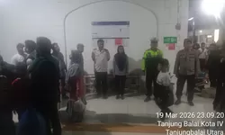 Personel Polres Tanjung Balai Kawal Ketat Kedatangan Penumpang di Stasiun KA Pastikan Mudik Aman