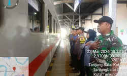 Personel Polres Tanjung Balai Perketat Penjagaan di Stasiun Kereta Api Pastikan Mudik Aman.