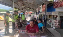 Babinsa Bersama Petugas Gabungan Pantau Langsung Arus Balik