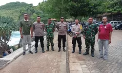 Petugas Gabungan Pantau Wisatawan Di Pantai Paranggupito Wonogiri