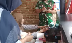 Babinsa Lakukan Pendataan Pengunjung Tempat Wisata, Ciptakan Situasi Aman dan Tertib