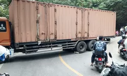 Mobil Nyaris Terjun ke Jurang di Tikungan Tele, Arus Lalu Lintas Sempat Tersendat