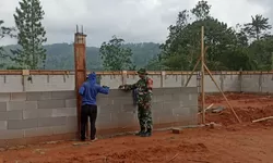 Pastikan Berjalan Lancar, Babinsa Dampingi Pembangunan KDKMP