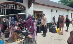 Personel Polres Tanjung Balai Perketat Penjagaan di Stasiun KA Pastikan Arus Balik Aman.