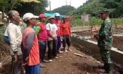 Babinsa Karangtengah Turun Tangan Percepat Pembangunan KDKMP
