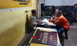 Polsek Sei Tualang Raso Sambangi Warga di Pos Kamling Wujudkan Malam Yang Aman.