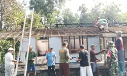 TNI Sigap! Babinsa Simo Bersama Warga Gotong Royong Bersihkan Sisa Kebakaran