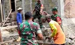Babinsa Dampingi Pembuatan Pondasi Rumah Warga, Wujud Kepedulian Terhadap Kesulitan Masyarakat
