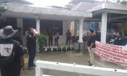 Hujan Tak Menjadi Hambatan, Tim Hanif Geruduk Kantor Disdagper Tolak Plt Jadi Definitif