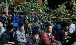Babinsa Laksanakan Sambang Warga Dan Patroli Malam