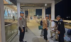 Pastikan Keamanan Penumpang, Polsek Teluk Nibung Kawal Keberangkatan Kapal