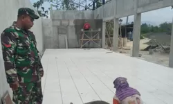 Babinsa Dampingi Pemasangan Keramik Pembangunan KDKMP di Desa Sedayu
