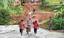 Gotong Royong TNI Dan Warga Dalam Percepatan Pembangunan Jembatan Gantung Garuda