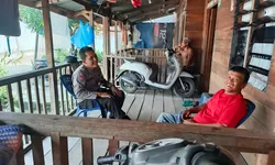 Dekati Warga Bhabinkamtibmas Ajak Masyarakat Waspada Penipuan Online