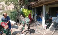 Babinsa dan Warga Gotong Royong Renovasi Rumah Tidak Layak