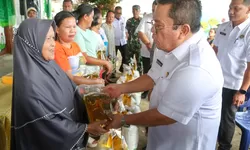 Wesly Silalahi me-Launching Bantuan Pangan Alokasi Februari-Maret 2026 di Kel.Parhorasan Nauli.
