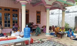 Babinsa Berinteraksi Dengan Para Ibu dari Balita Di Posyandu