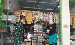 Pasca Lebaran, Serda Djoko Cek Toko bahan Kue & Plastik