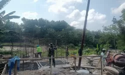 Pondasi Mulai Dicor, Jembatan Gantung Garuda di Desa Bolo Kian Nyata