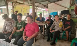 Sambil Ngopi di Warkop, Polsek Sei Tualang Raso Laksanakan Jumat Curhat.