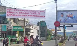 Spanduk Berisi Kritik terhadap Bupati Mandailing Natal Muncul di Panyabungan