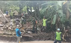 Babinsa Bersama Warga Gotong Royong Bangun Talud Jalan