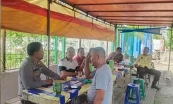 Kanit Binmas Polsek Datuk Bandar Sambangi Warga Di Warung Makan