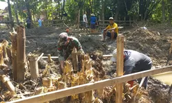 Hadapi Akar Bambu yang Kuat, Penggalian Abutmen Jembatan Garuda Cerme Tetap Melaju Berkat Gotong Royong