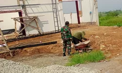 Babinsa Koramil Nguntoronadi Kawal Pembangunan KDKMP Desa Gebang