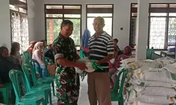 Babinsa Kawal Penyaluran Beras Bantuan Pangan